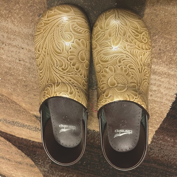 dansko men's clogs clearance